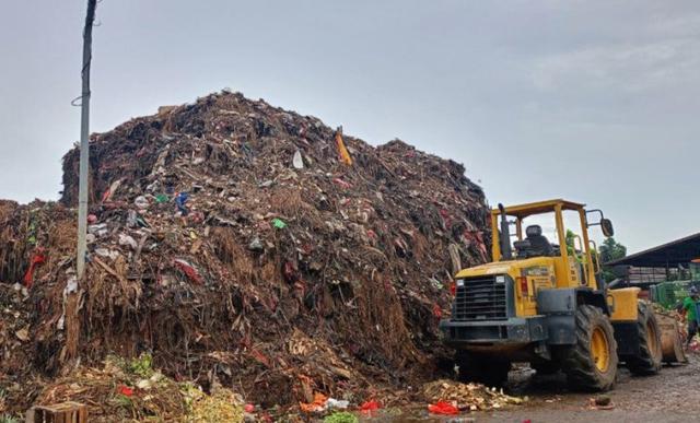 20 Truk Swasta Dikerahkan Angkut Tumpukan Sampah di TPS Pasar Induk Kramat Jati