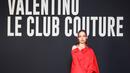 Dove Cameron tampil serba merah, mulai dari dress koleksi  Spring Summer 2023 Unboxing. Serta sepatu dan tas merah koleksi Valentino Garavani Loco. Credit: Valentino/SGP Italia