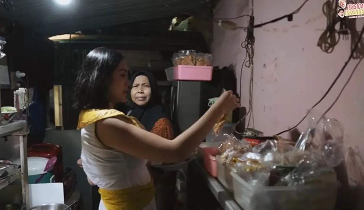 Makan di tempat sederhana, wanita yang akrab disapa Jedar itu tak malu dan justru tampak antusias. Ia pun memilih banyak lauk di warteg tersebut. Bahkan Jessica Iskandar menemukan salah satu makanan favoritnya, yaitu rempeyek.
(Liputan6.com/YouTube/Jessica iskandar)