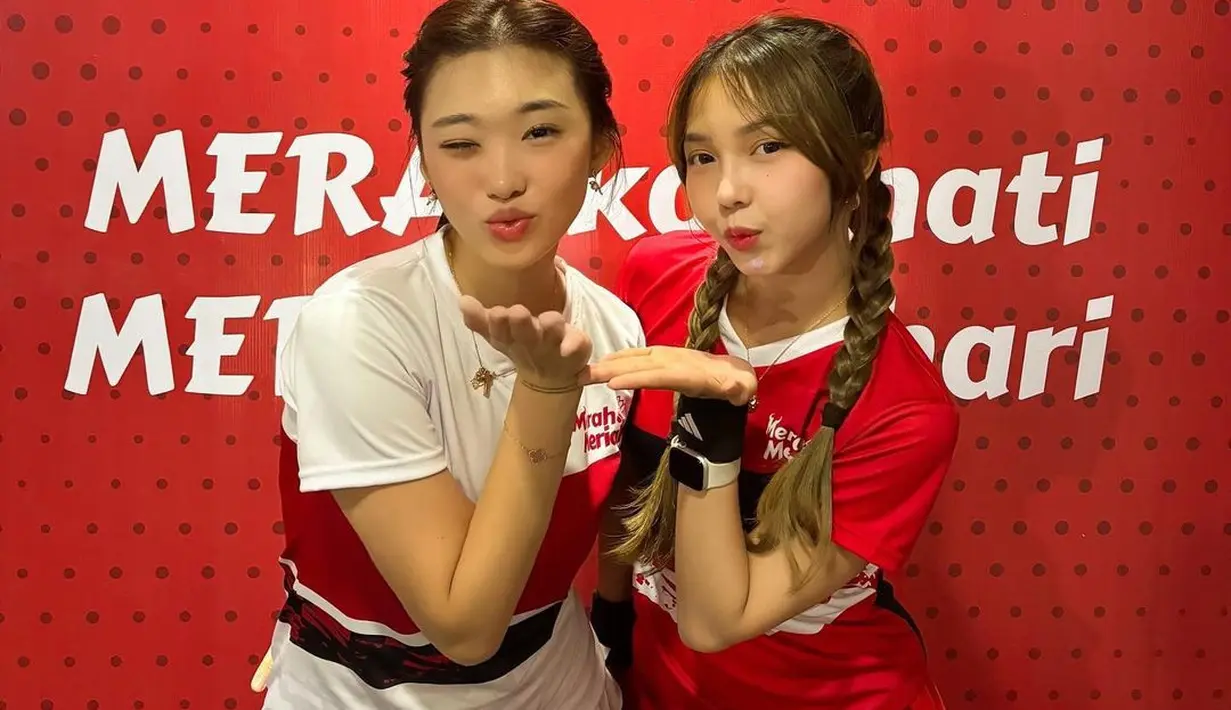 Atau bisa juga seperti Livy Renata dengan updo simpel-nya dan Meyden dengan pigtail braids-nya. [Foto: IG/@livyrenata]