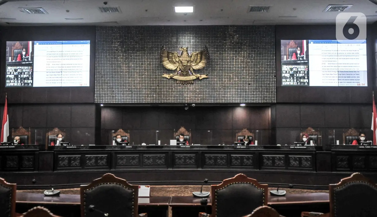 Suasana sidang uji materi Undang-Undang Nomor 35 Tahun 2009 tentang Narkotika terhadap UUD 1945 atau legalisasi ganja untuk medis di Gedung Mahkamah Konstitusi, Jakarta, Rabu (20/7/2022). Sidang uji materi tersebut dengan pemohon Dwi Pertiwi, Santi Warastuti, Nafiah Murhayanti, Perkumpulan Rumah Cemara, Institute for Criminal Justice Reform (ICJR), dan Perkumpulan Lembaga Bantuan Hukum Masyarakat atau Lembaga Bantuan Hukum Masyarakat (LBHM). (merdeka.com/Iqbal S. Nugroho)