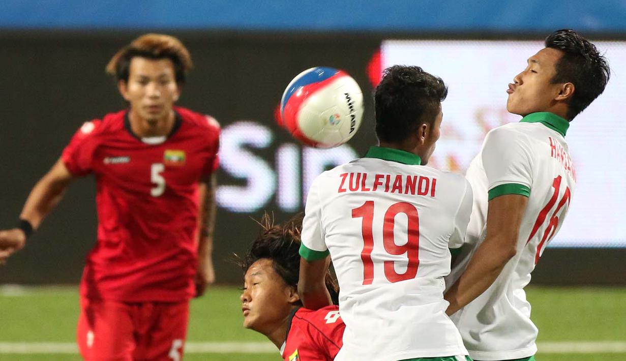 Pemain Indonesia U-23, Hansamu Yama Pranata dan Zulfiandi, berebut bola dengan pemain Myanmar U-23. (Bola.com/Arief Bagus)