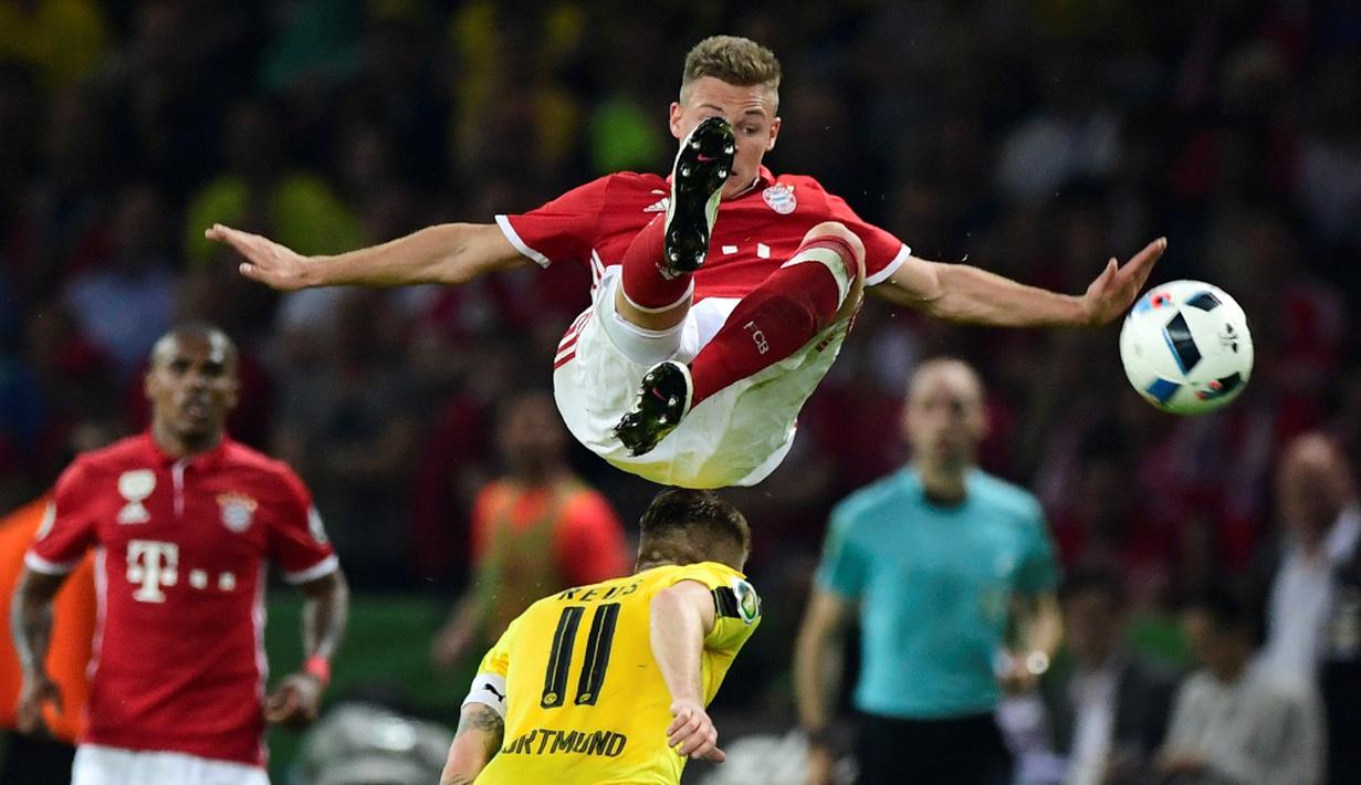 Pemain Bayern Munchen, Joshua Kimmich (atas), berebut bola dengan pemain Borussia Dortmund, Marco Reus, dalam final DFB Pokal di Olympiastadion Berlin, Sabtu (25/5/2016). (AFP/John Macdougall) 