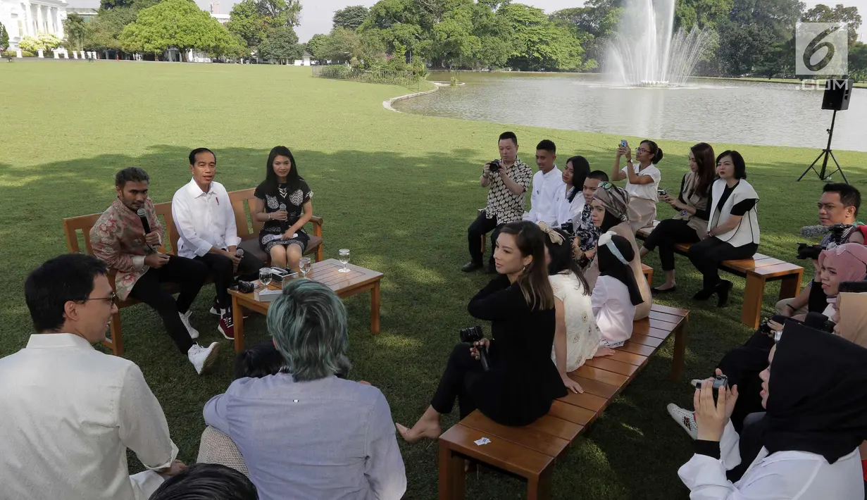 Presiden Joko Widodo saat melakukan audensi dengan para konten kreator XYZ 2018 di Istana Bogor, Minggu (22/4). Dalam kesempatan tersebut Jokowi mengungkapkan keinginannya memiliki follower yang banyak di YouTube. (Liputan6.com/Angga Yuniar)