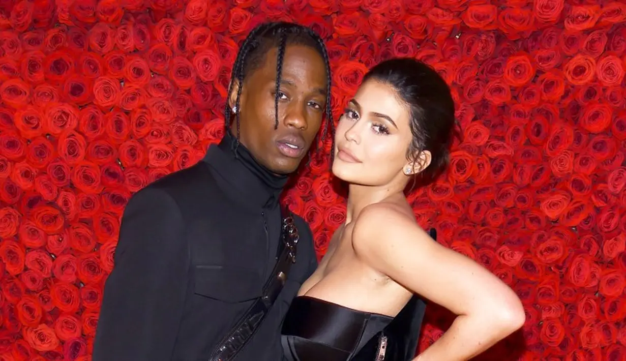 Kylie cemburu dengan pertunangan tiba-tiba Ariana. Kylie kini meminta Travis untuk melamar secepatnya. (Dimitrios Kambouris-Getty Images-US Magazine)