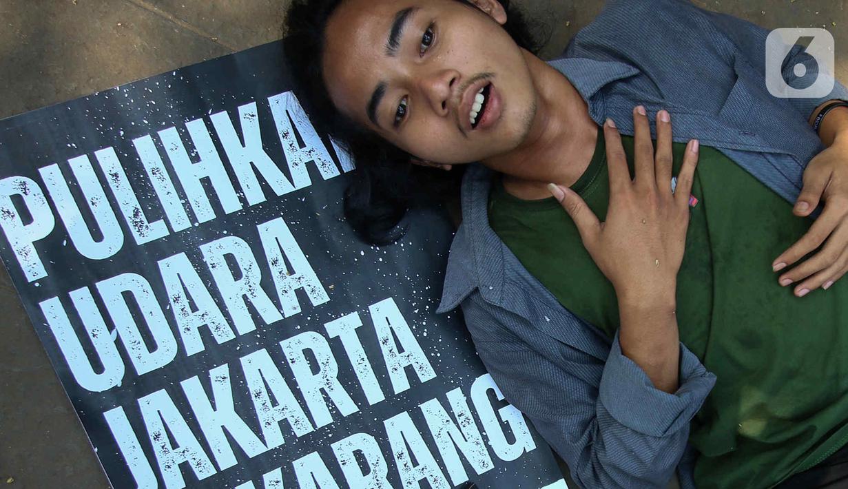 Lebih lanjut, massa juga menuntut Pemprov DKI Jakarta tak lepas tanggung jawab atas polusi udara yang kembali terjadi. (Liputan6.com/Herman Zakharia)