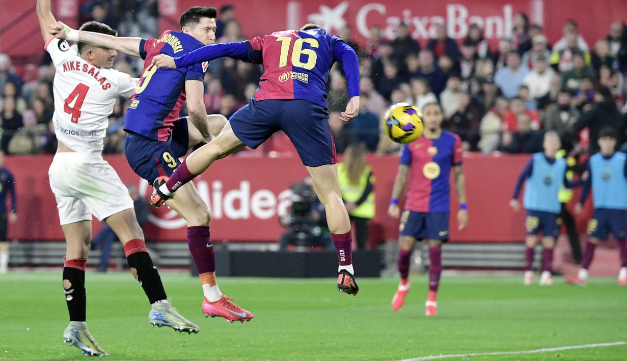 Pemain Barcelona, Fermin Lopez mencetak gol kedua timnya ke gawang Sevilla dalam laga lanjutan Liga Spanyol 2024/2025 di Ramon Sanchez Pizjuan Stadium, Sevilla, Spanyol, Senin (10/02/2025) dini hari WIB. (AFP/Cristina Quicler)