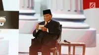 Capres nomor urut 02 Prabowo Subianto menulis catatan saat tanya jawab dalam debat keempat Pilpres 2019 di Hotel Shangri-La, Jakarta, Sabtu (30/3). Debat kali ini mengangkat tema tentang ideologi, pemerintahan, pertahanan dan keamanan, serta hubungan internasional. (Liputan6.com/JohanTallo)