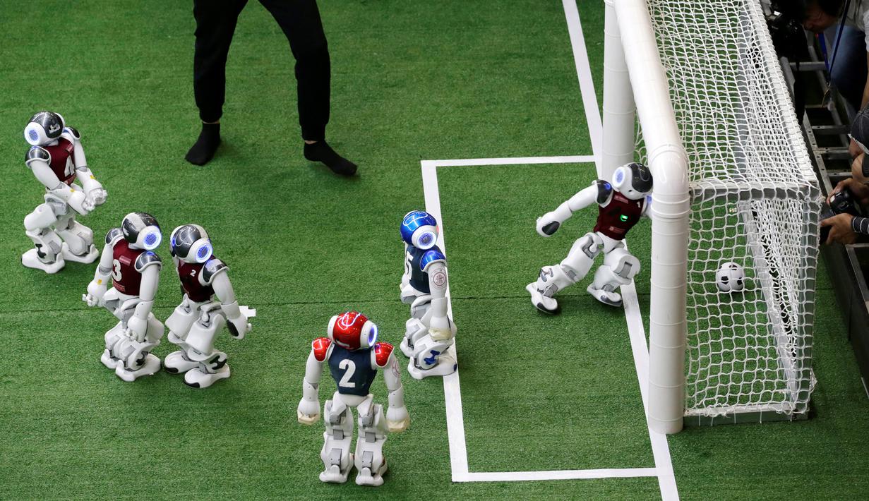 Pemain sepak bola robot dari tim SJTU mencetak gol ke gawang SPQR dalam pertandingan RoboCup Asia-Pacific Tianjin Invitational Tournament 2019 di Tianjin, China, Jumat (17/5/2019). (REUTERS/Jason Lee)