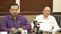 Sekretaris Daerah Pemerintah Provinsi Bali, Dewa Made Indra mengumumkan satu pasien meninggal karena virus corona. (Liputan6.com/Dewi Divianta)