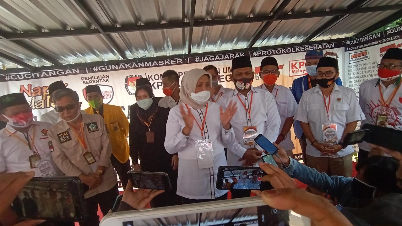 Pasangan Ratu Ati Marliati dan Sokhidin mendaftar Pilkada ke KPU Cilegon, Jumat (4/9/2020).