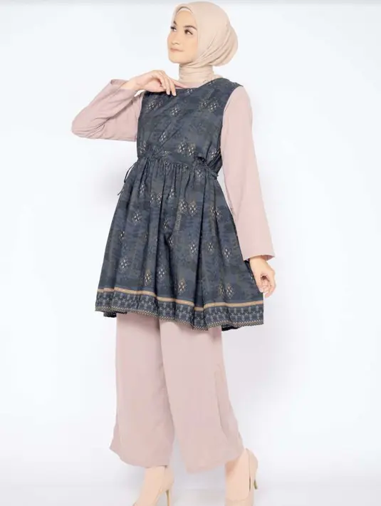 <p>Auri Navy Overall edisi danau toba dari ZM Zaskia Mecca bisa baju lebaran yang berbeda lho. Padukan dengan kerudung dengan warna senada. Dok Blibli</p>