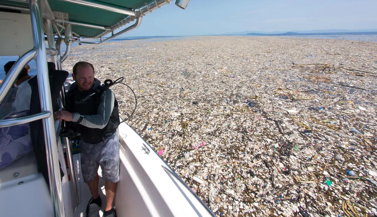 Fotografer bawah laut Caroline Power melihat tumpukan sampah mengambang di lepas pantai Roatan, Honduras 7 September 2017. Caroline menemukan banyak sampah 15 mil di lepas pantai tersebut menuju Cayos Cochinos Marine Reserv. (AFP Photo/Caroline Power)