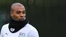 Gelandang Manchester City, Fernandinho mengambil bagian dalam sesi latihan di tempat latihan Manchester City di Manchester, barat laut Inggris (4/4/2022). Man City akan bertanding melawan Atletico Madrid pada leg pertama perempat final Liga Champions di Etihad Stadium. (AFP/Paul Ellis)