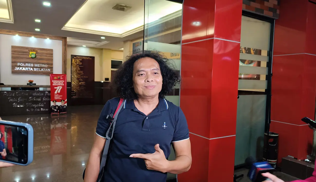 Deolipa Yumara melaporkan pengacara baru Bharada E, Ronny Talapessy ke Polres Jaksel atas dugaan pencemaran nama baik. (Merdeka.com)