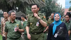 Gubernur DKI Jakarta Basuki Tjahaja Purnama (tengah) didampingi Kepala Dinas Pendidikan DKI Arie Budiman (kiri) meninjau hari pertama pelaksanaan ujian nasional (UN) di SMKN 27 Jakarta, Senin (13/4/2015). (Liputan6.com/Herman Zakharia)