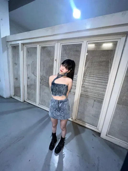 Karina aespa tampil chic mengenakan outfit denim on denim. Atasan cropped dengan desain yang edgy dipadukan mengenakan mini skirt yang sama-sama denim. [Foto: Instagram/katarinabluu]