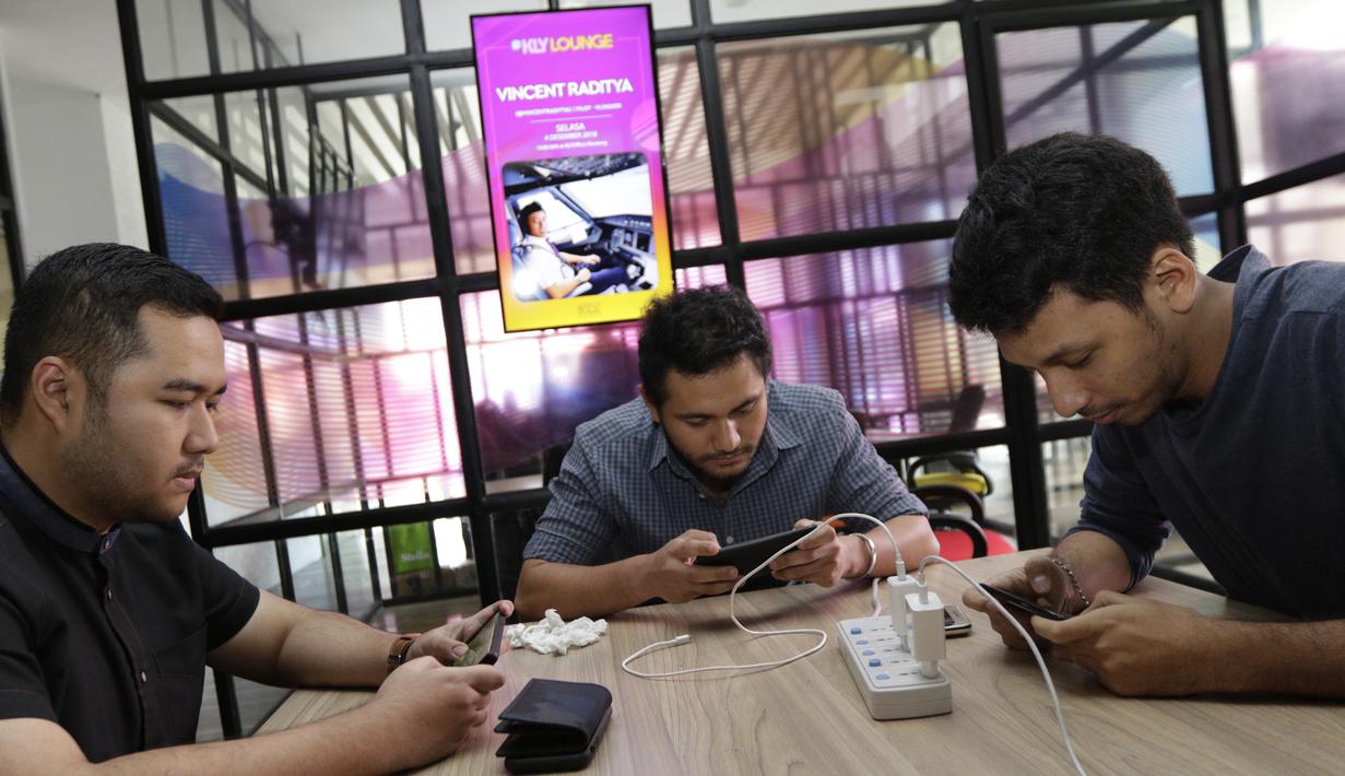 Karyawan KLY yang tergabung dalam Jakartans tanding Arena of Valor (AOV) pada laga penyisihan The Battle of Youniverse di KLY Lounge, Jakarta, Rabu (5/12). Jakartans sebagai pemenang akan menantang tim AOV profesional. (Bola.com/Vitalis Yogi Trisna)