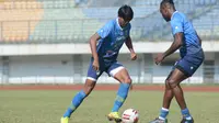 Ilustrasi skuad Persib Bandung menjalani latihan. (Erwin Snaz/Bola.com)