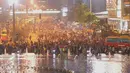 Warga memadati kawasan Bundaran HI, Jakarta, Kamis (31/12). Ribuan warga berkumpul untuk menikmati Car free night malam perayan pergantian tahun bersama keluarga. (Liputan6.com/Angga Yuniar)