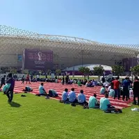 Pertama kalinya, umat Islam dari berbagai penjuru dunia salat Jumat di stadion Piala Dunia 2022. @nasirmagan.
