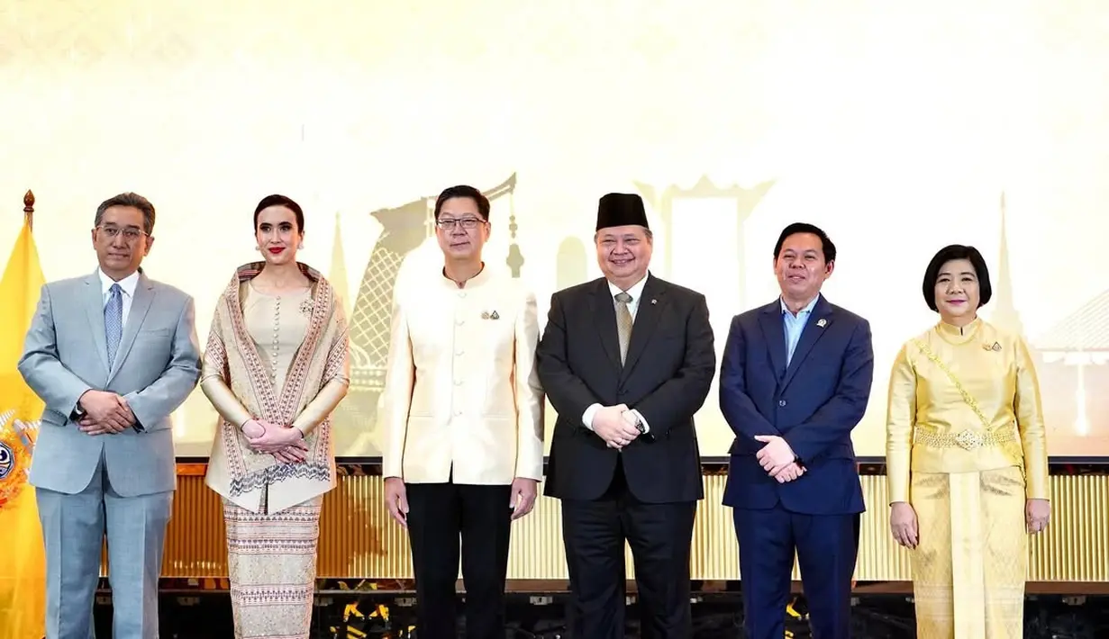 Outfit wasta ini mulai digunakan Menpar Widi saat hadiri National Day of The Kingdom of Thailand [@widi.wardhana]