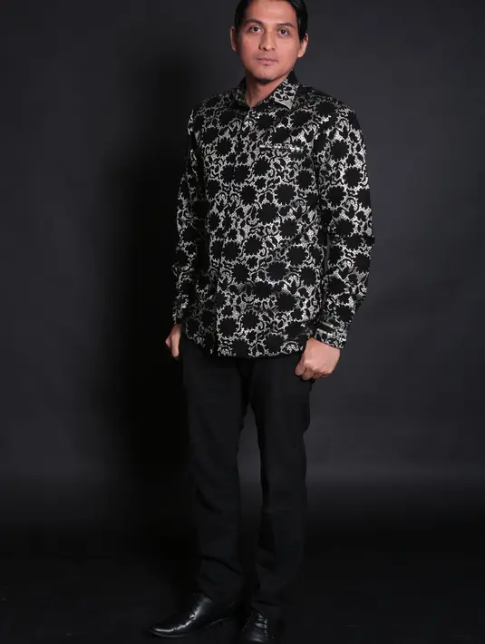 Begitu juga dengan kabar beredar beberapa waktu lalu yang menyebut mantan istrinya tidak memiliki uang. Sebagai mantan suami, ia merasa ikut campur lantaran, Indadari tinggal bersama putrinya, Nokia. (Febio Hernanto/Bintang.com)