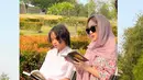 <p>Dia kemudian berziarah ke makam Ashraf Sinclair bersama putranya, Noah, yang berlokasi di San Diego Hills, Karawang, Jawa Barat. (Foto: Instagram/ itsmebcl)</p>