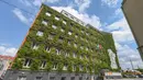 Fasad (muka bangunan) terlihat hijau di Kantor Pusat MA 48, Wina, Austria, 22 Juli 2020. Wina menarik perhatian dunia dengan model pembangunan kota hijaunya yang menyokong perjalanan ramah lingkungan, penghijauan perkotaan, dan gaya hidup hijau. (Xinhua/Guo Chen)