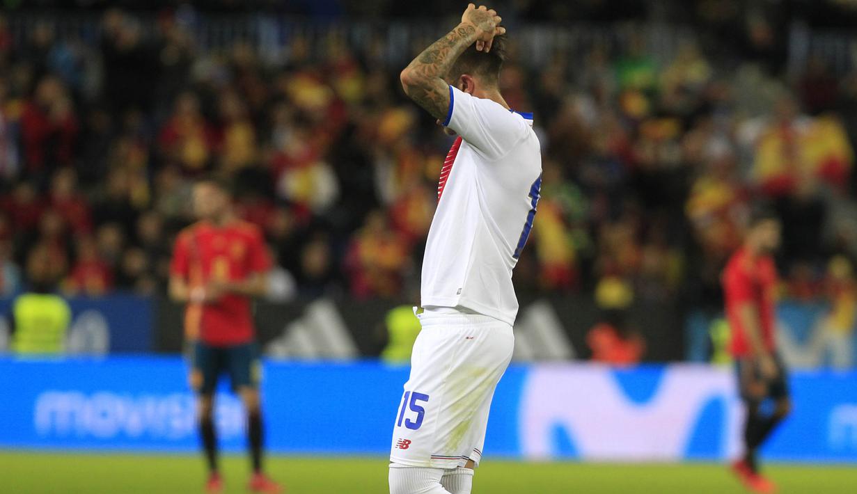 Bek Kosta Rika, Francisco Calvo, tampak kecewa usai dikalahkan Spanyol pada laga persahabatan di Stadion La Rosaleda, Sabtu (11/11/2017). Spanyol menang 5-0 atas Kosta Rika. (AP/Miguel Morenatti)