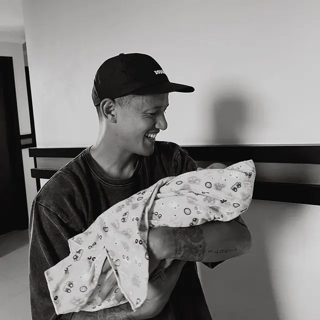 Irfan Bachdim bersama anak keempatnya Kiro Zayden Bachdim. (Foto: Instagram/jenniferbachdim)