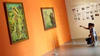 Pengunjung melihat koleksi seni yang dipamerkan pada pameran seni rupa koleksi nasional #2 yang bertema Lini Transisi di Galeri Nasional, Jakarta, Selasa (13/8/2019). Pameran berlangsung hingga 31 Agustus mendatang. (Liputan6.com/Helmi Fithriansyah)