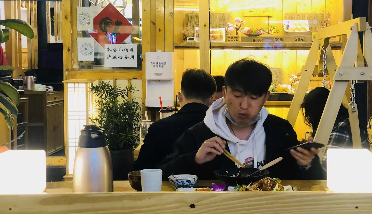 Pelanggan menyantap hidangan di sebuah restoran di Kunming, Provinsi Yunnan, China barat daya, pada 15 Maret 2020. Pemerintah Kota Kunming telah mengizinkan restoran-restoran untuk membuka kembali layanan makan di tempat di bawah upaya ketat pencegahan COVID-19. (Xinhua/Ding Yiquan)