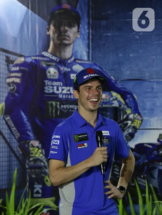 Pembalap Suzuki Ecstar, Joan Mir saat Meet and Greet bersama pewarta di salah satu hotel di Kuta Mandalika, Nusa Tenggara Barat, Jumat (18/3/2022). Joan Mir menjawab sejumlah pertanyaan terkait rangkaian Pertamina Grand Prix of Indonesia atau MotoGP Mandalika. (Liputan6.com/Helmi Fithriansyah)