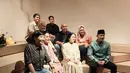 Anak Gus Dur Presiden ke-4 RI, Yenny Wahid hadir mengenakan kerudung dan tunik orange dipadukan celana hitam panjang.  [@yennywahid]