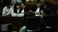 Tersangka pembunuhan Wayan Mirna Salihin, Jessica Kumala Wongso berdiskusi dengan kuasa hukum disela sidang lanjutan di PN Jakarta Pusat, Rabu (13/7). Sidang mendengarkan kesaksian Hanie, teman minum kopi korban dan tersangka  (Liputan6.com/Faizal Fanani)