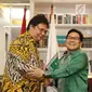 Ketum Partai Golkar Airlangga Hartarto (kiri) bersalaman dengan Ketum PKB Muhaimin Iskandar atau Cak Imin saat silaturahmi ke DPP PKB di Jakarta, Rabu (4/7). Pertemuan membahas koalisi partai pendukung Jokowi di Pilpres 2019. (Liputan6.com/HermanZakharia)