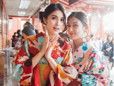 Sandra Dewi (kiri) dan adiknya, Kartika Dewi saat berada di salah satu kuil di Jepang. (instagram/@sandradewi88)
