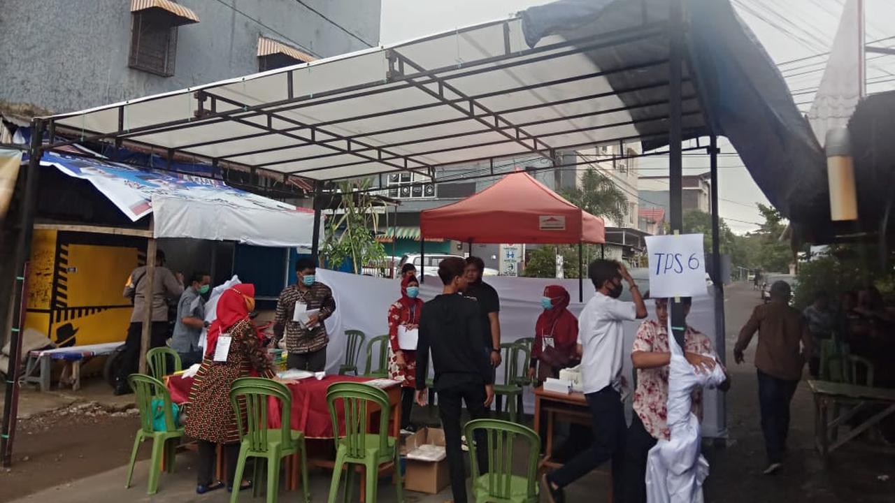 Hari H pencoblosan Pemilihan Kepala Daerah (Pilkada) Kota Makassar disambut dengan badai disertai hujan deras.