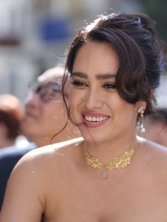 Penampilan Alexandra Gottardo semakin sempurna dengan makeup dan gaya rambut flawless, serta aksesori emas dari Tulola. [Foto: Instagram/got_alex]