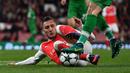 Pemain Arsenal, Lucas Perez, berebut bola dengan pemain Ludogorets dalam laga Grup A Liga Champions di Stadion Emirates, Kamis (20/10/2016) dini hari WIB. (AFP/Ben Stansall)