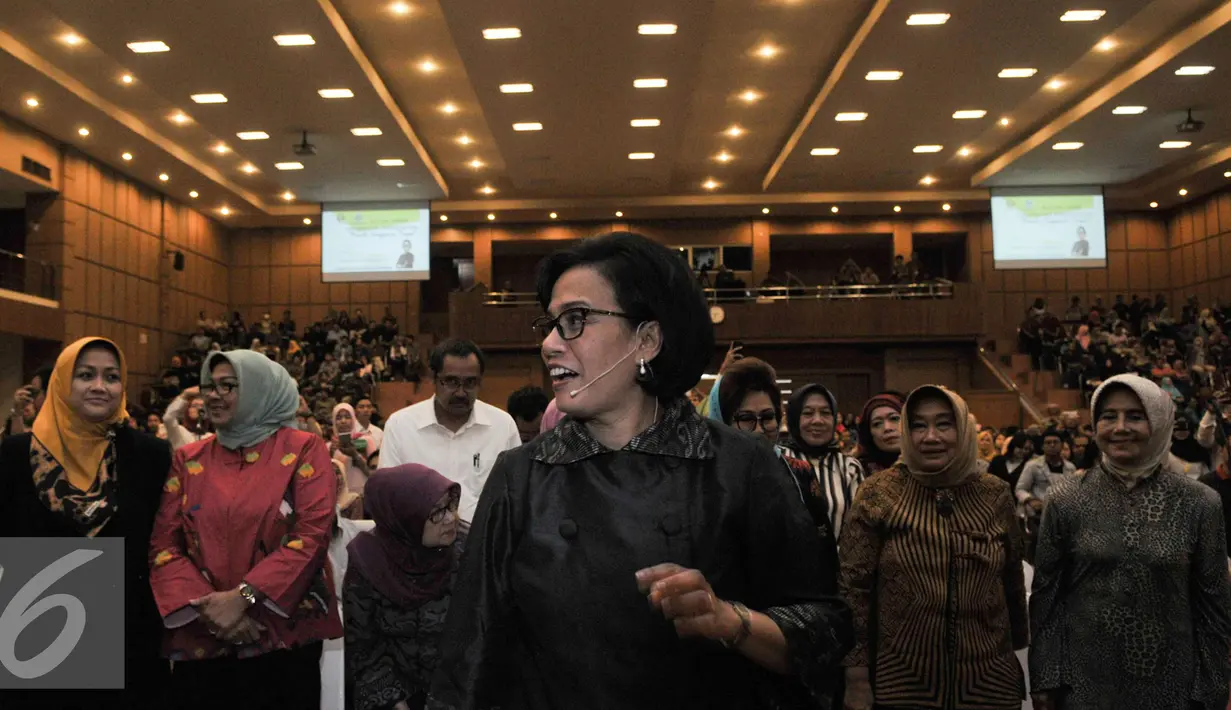 Sri Mulyani Indrawati saat mengisi acara kuliah umum di Graha Sanusi Unpad, Kota Bandung, Selasa (29/11). Sri Muyani mengangkat tema Membangun Fondasi Demi Pertumbuhan yang Lebih Berkelanjutan. (Liputan6.com/Yoppy Renato)