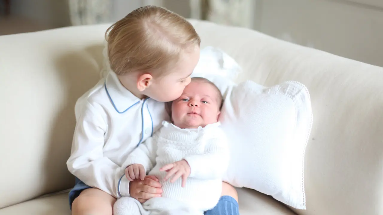 So Sweet, Pangeran George Kecup Mesra Sang Adik