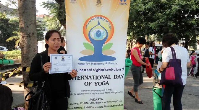 Tiap peserta yang mengikuti yoga bersama mendapatkan sertifikat. (Foto: Liputan6.com/Fitri Haryanti Harsono)