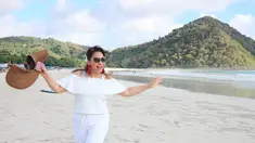 Pelantun lagu "Terlanjur Sayang" dan "Miliki Diriku ini menjadi penyanyi terkenal di era 90-an. Ibu dari dua anak ini memulai karier sebagai model sejak berusia 15 tahun. (Liputan6.com/IG/memes605)