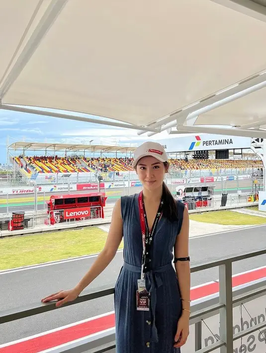 Selebgram sekaligus kekasih Boy William, Karen Vendela tampak anggun kenakan sleeveless dress warna biru. Stunning(Instagram/karbearv).