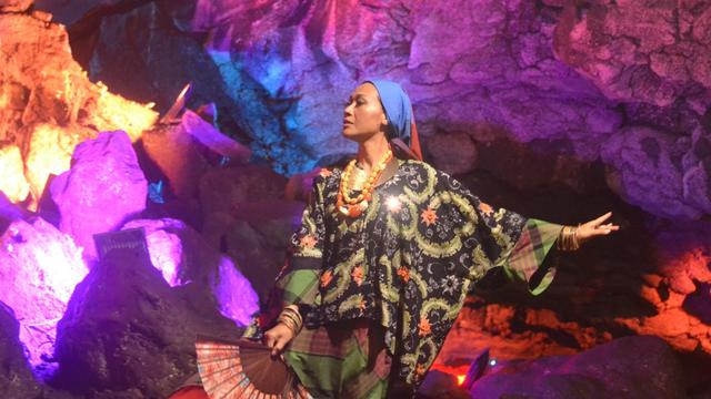 Peragaan busana batik di dalam gua Lawa, Purbalingga. (Foto: Liputan6.com/Humas Purbalingga/Muhamad Ridlo).