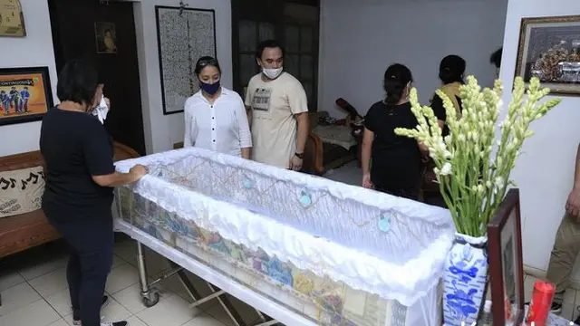 6 Potret Suasana Rumah Duka Benny Likumahuwa, Keluarga Tak Kuasa Menahan Tangis