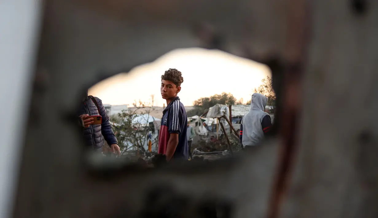 Israel kembali melakukan serangan ke kamp pengungsian sementara di Mawasi Khan Yunis, Jalur Gaza selatan pada Rabu malam 1 Januari 2025. (BASHAR TALEB/AFP)