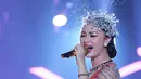 Konser Move On Party dan Welcome Hope 2016 yang diadakan oleh SCTV menghadirkan musisi-musisi papan atas tanah air. Momen tutup tahun 2015 pun menjadi meriah, salah satunya berkat aksi panggung Zaskia Gotik. (Galih W. Satria/Bintang.com)